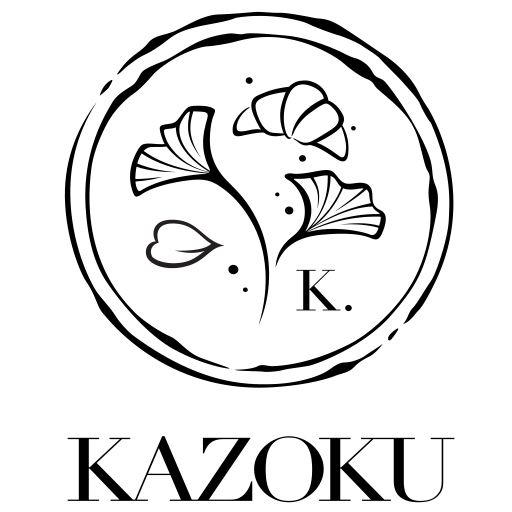 logo de l'entreprise qui dessine deux feuilles de ginkgo, une pétale de Sakura et un croissant dans un style japonais avec écrit kazoku . logo d'une entreprise de pâtisserie et d'ateliers autour du japon en haute-savoie.